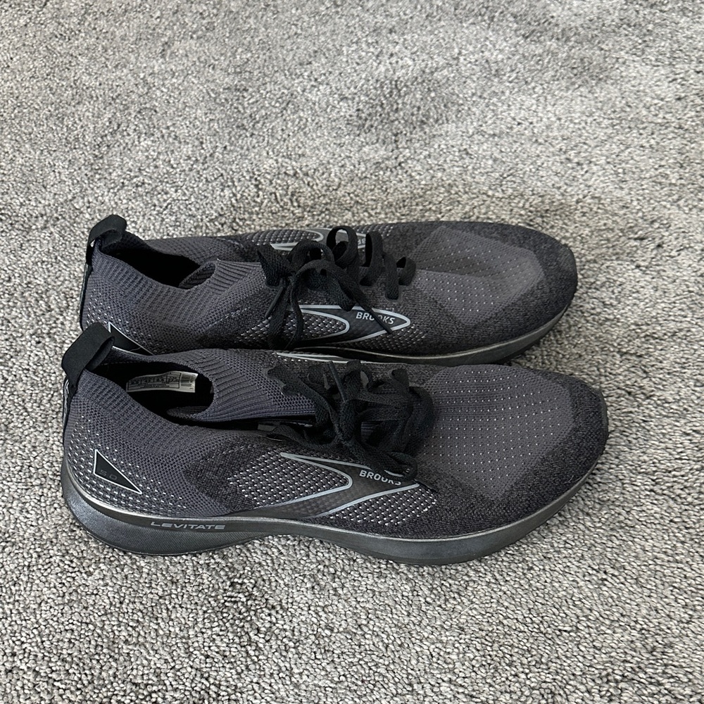 Brooks Men's Black and Gray Athletic Shoes